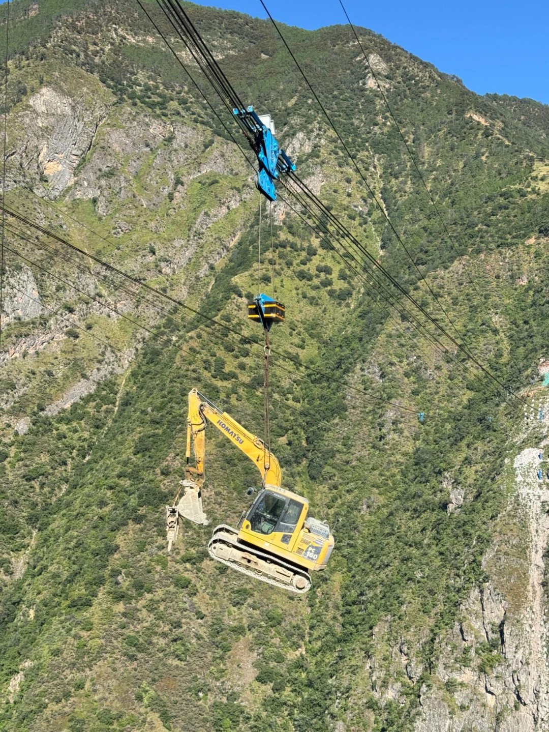 让挖掘机飞跃峡谷总共分几步？